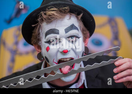 London, UK. 25th Oct, 2016. Tyler Sutter - 20 Penny Circus launch the Ripley's Believe It or Not! 2017 Annual. Tyler Sutter (sword/scissors L) and Carl Skenes (nail R) are the 20 Penny Circus, a vaudevillian variety act that performs feats of magic and ‘Insane' stunts with a fresh and modern flair. They have previously performed at Universal Studios Florida's Halloween Horror Nights, as well as headlining the IMPROV comedy clubs in Florida for the past three years. Credit:  Guy Bell/Alamy Live News Stock Photo