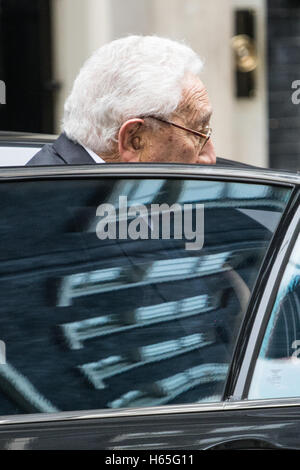 London, UK. 25th Oct, 2016. Downing Street, London, October 25th 2016. Former US Secretary of State Henry Kissinger visits British Prime Minister Theresa May at her official residence. Credit:  Paul Davey/Alamy Live News Stock Photo