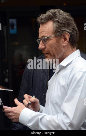 London, UK, 25 October 2016, Actor Bryan Cranston, Star of Breaking Bad, Malcolm in the Middle and Seinfeld, leaves BBC Radio 2 studios at Broadcasting House. Credit:  JOHNNY ARMSTEAD/Alamy Live News Stock Photo