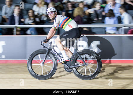 London, UK. 25th Oct, 2016. Bradley Wiggins and Mark Cavendish compete in the first day of the London Six Day cycling event. Lee Valley Velodrome, Olympic Park, London, UK. Copyright Credit:  carol moir/Alamy Live News Stock Photo