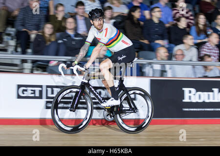 London, UK. 25th Oct, 2016. Bradley Wiggins and Mark Cavendish compete in the first day of the London Six Day cycling event. Lee Valley Velodrome, Olympic Park, London, UK. Copyright Credit:  carol moir/Alamy Live News Stock Photo