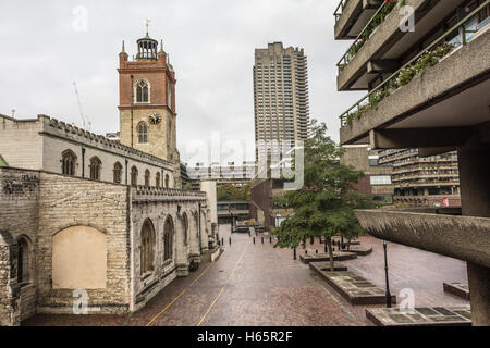 St Giles-without-Cripplegate in the City of London, located on Fore Street within the modern Barbican complex Stock Photo