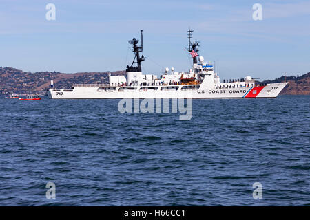 USCGC Mellon (WHEC-717), Hamilton-class high endurance cutter, enters San Francisco Bay with crew lining the rail. Stock Photo