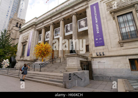 Young couple in front of the Montreal Museum of Fine Arts or Musee des Beaux-Arts, Montreal, Quebec, Canada Stock Photo