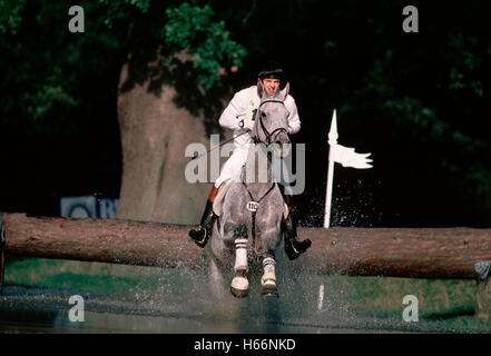 CCI Chatsworth 1985, Ian Stark (GBR) riding Glenburnie over a log Stock Photo