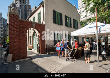 Art fair at Deutsches Haus, New York University, NYU, University Place on Washington Square Park, Manhattan Stock Photo