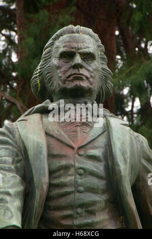 Statue of Dr. John McLoughlin & Oregon state capitol building in Salem ...