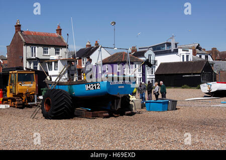 CUSTOMERS QUEUING TO BUY FRESHLY LANDED FISH ON ALDEBURGH BEACH. SUFFOLK. U.K. Stock Photo