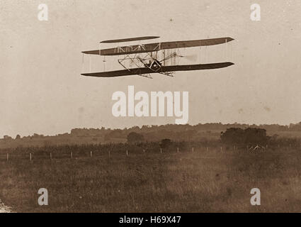 Flight 23: front view of the machine in flight to the right, Orville at the controls, making two complete circles of the field at Huffman Prairie in 2 minutes and 45 seconds; Dayton, Ohio. Stock Photo