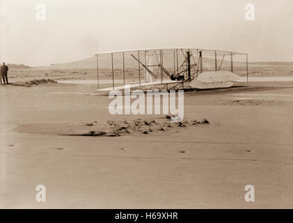 Close-up view of damaged 1903 machine, rudder frame broken in landing, on ground at end of last flight. Stock Photo