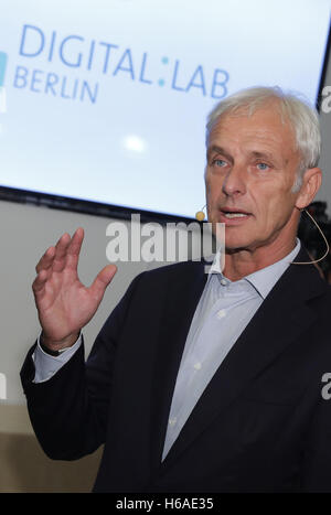 Berlin, Germany. 25th Oct, 2016. Matthias Mueller, CEO of Volkswagen, visits the Volkswagen Digital:Lab in Berlin, Germany, 25 October 2016. Here experts from Volkswagen are working with leading technology partners on custom digital solutions and mobility services. Focal points are agile software development, artificial intelligence, machine learning, and data analytics. Photo: JOERG CARSTENSEN/dpa/Ģ����ý Live News Stock Photo