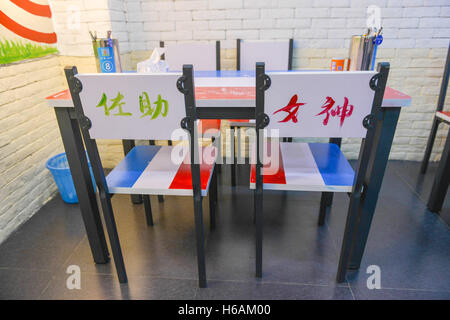 Nanjing, Nanjing, China. 25th Oct, 2016. Nanjing, CHINA-October 25 2016: (EDITORIAL USE ONLY. CHINA OUT) A classroom-themed restaurant on Zhujiang Road in Nanjing, capital of east China's Jiangsu Province, October 25th, 2016. The restaurant is decorated in the nostalgic style of classroom in 1980s, reminding people born in 1980s of their schooldays. With blackboards, desk-like dining tables as well as childhood video games, the themed restaurant attracts lots of young customers. © SIPA Asia/ZUMA Wire/Alamy Live News Stock Photo