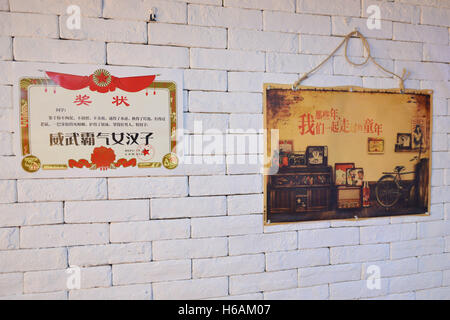 Nanjing, Nanjing, China. 25th Oct, 2016. Nanjing, CHINA-October 25 2016: (EDITORIAL USE ONLY. CHINA OUT) A classroom-themed restaurant on Zhujiang Road in Nanjing, capital of east China's Jiangsu Province, October 25th, 2016. The restaurant is decorated in the nostalgic style of classroom in 1980s, reminding people born in 1980s of their schooldays. With blackboards, desk-like dining tables as well as childhood video games, the themed restaurant attracts lots of young customers. © SIPA Asia/ZUMA Wire/Alamy Live News Stock Photo