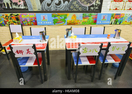 Nanjing, Nanjing, China. 25th Oct, 2016. Nanjing, CHINA-October 25 2016: (EDITORIAL USE ONLY. CHINA OUT) A classroom-themed restaurant on Zhujiang Road in Nanjing, capital of east China's Jiangsu Province, October 25th, 2016. The restaurant is decorated in the nostalgic style of classroom in 1980s, reminding people born in 1980s of their schooldays. With blackboards, desk-like dining tables as well as childhood video games, the themed restaurant attracts lots of young customers. © SIPA Asia/ZUMA Wire/Alamy Live News Stock Photo