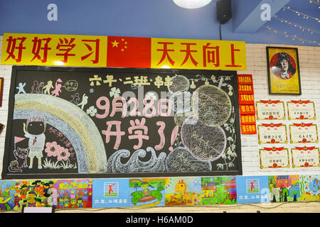 Nanjing, Nanjing, China. 25th Oct, 2016. Nanjing, CHINA-October 25 2016: (EDITORIAL USE ONLY. CHINA OUT) A classroom-themed restaurant on Zhujiang Road in Nanjing, capital of east China's Jiangsu Province, October 25th, 2016. The restaurant is decorated in the nostalgic style of classroom in 1980s, reminding people born in 1980s of their schooldays. With blackboards, desk-like dining tables as well as childhood video games, the themed restaurant attracts lots of young customers. © SIPA Asia/ZUMA Wire/Alamy Live News Stock Photo