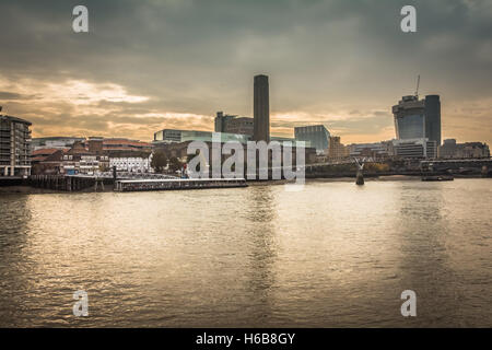 The Globe Theatre and the Tate Modern on the River Thames, Bankside, London, UK. Stock Photo