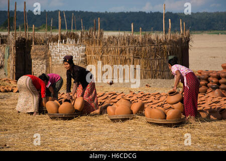 ASIA, MYANMAR (BURMA), Sagaing Division, Kanee,  Chindwin River, By A Nauk Taw Village, woman with pots at the water’s edge for Stock Photo
