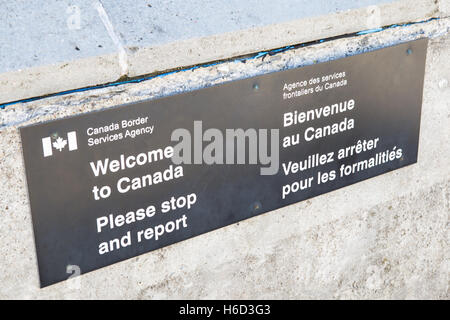 A sign on the Rainbow Bridge welcomes visitors in English and French to Canada at the Niagara Falls, Ontario border crossing. Stock Photo