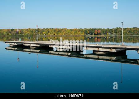 USA & Canada border. Saint Lawrence Seaway, a system of locks, canals and channels in Canada and the United States. Stock Photo