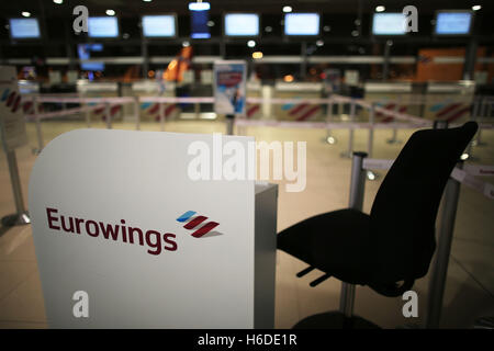 Cologne, Germany. 27th Oct, 2016. The check-in desk at Konrad Adenauer Airport is empty in Cologne, Germany, 27 October 2016. The union representing flight attendants at the Lufthansa Group subsidiaries Eurowings and Germanwings, the Independent Flight Attendants' Organisation (UFO), has begun a 24-hour strike. Airports in Duesseldorf, Hamburg, Cologne, Dortmund, Hanover, Stuttgart and Berlin are affected. Photo: Oliver Berg/dpa/Ģ����ý Live News Stock Photo