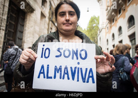 Rome, Italy. 27 October 2016. Protest in Rome call center Almaviva workers in front of the Ministry of Economic Development against the company's decision to close its offices in Rome and Naples with the consequent dismissal of 2,511 working men and women, pictured the protest of workers Almaviva Credit:  Andrea Ronchini/Alamy Live News Stock Photo