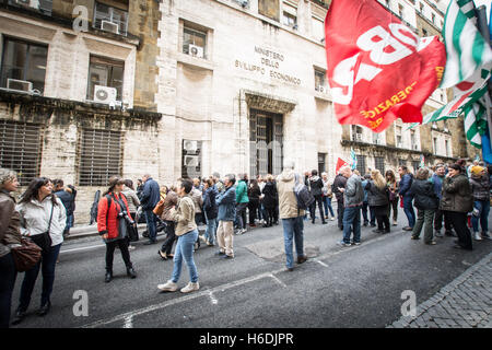 Rome, Italy. 27 October 2016. Protest in Rome call center Almaviva workers in front of the Ministry of Economic Development against the company's decision to close its offices in Rome and Naples with the consequent dismissal of 2,511 working men and women, pictured the protest of workers Almaviva Credit:  Andrea Ronchini/Alamy Live News