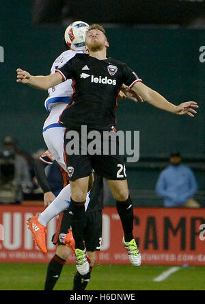 Washington, DC, USA. 27th Oct, 2016. 20161027 - Montreal Impact forward MATTEO MANCOSU (21) and D.C. United midfielder ROB VINCENT (26) battle for a head ball in the second half of a playoff knockout round match at RFK Stadium in Washington. Credit:  Chuck Myers/ZUMA Wire/Alamy Live News Stock Photo