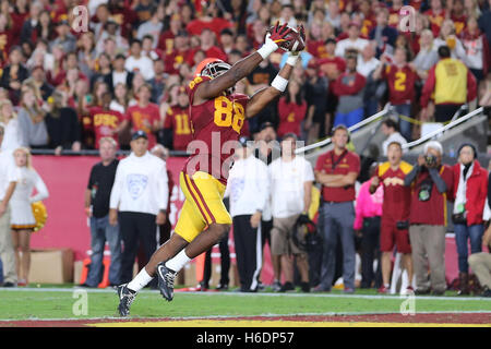 Los Angeles, CA, US, USA. 27th Oct, 2016. October 27, 2016: in the game between the Cal Bears and the USC Trojans, The Coliseum in Los Angeles, CA. Peter Joneleit/ Zuma Wire Service Credit:  Peter Joneleit/ZUMA Wire/Alamy Live News Stock Photo