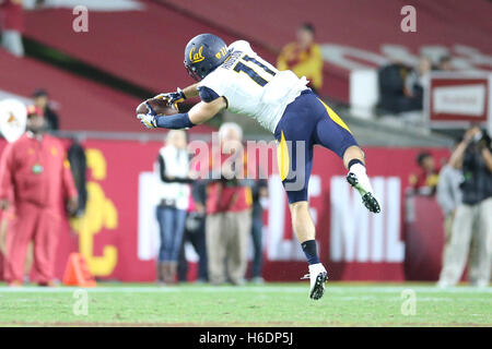 Los Angeles, CA, US, USA. 27th Oct, 2016. October 27, 2016: California Golden Bears wide receiver Raymond Hudson (11) makes a tough catch for a first down in the game between the Cal Bears and the USC Trojans, The Coliseum in Los Angeles, CA. Peter Joneleit/ Zuma Wire Service Credit:  Peter Joneleit/ZUMA Wire/Alamy Live News Stock Photo