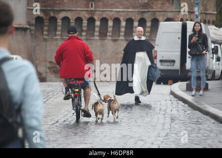 Vatican, Rome, Italy. 27th Oct, 2016. People participating in the Jubilee of Mercy as part of the extraordinary holy year at the Vatican in Rome, Italy  Credit:  Gari Wyn Williams/Alamy Live News Stock Photo