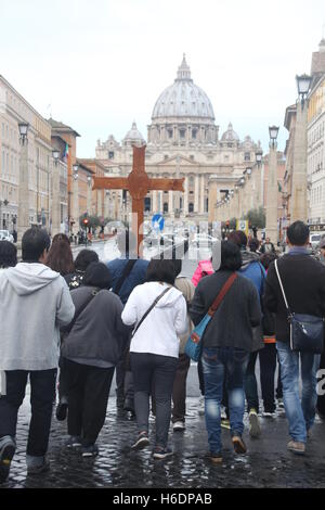 Vatican, Rome, Italy. 27th Oct, 2016. People participating in the Jubilee of Mercy as part of the extraordinary holy year at the Vatican in Rome, Italy  Credit:  Gari Wyn Williams/Alamy Live News Stock Photo