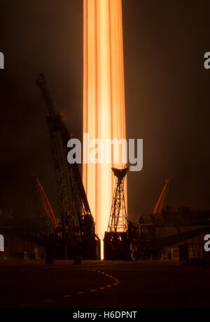 Baikonur, Kazakhstan. 18th Nov, 2016. A long exposure showing the rocket flames of the Soyuz MS-03 spacecraft launching carrying the International Space Station Expedition 50 Soyuz MS-03 prime crew ESA astronaut Thomas Pesquet, NASA astronaut Peggy Whitson and Russian cosmonaut Oleg Novitskiy November 18, 2016 in Baikonur, Kazakhstan. The trio will spend approximately six months on the orbital complex. Credit:  Planetpix/Alamy Live News Stock Photo