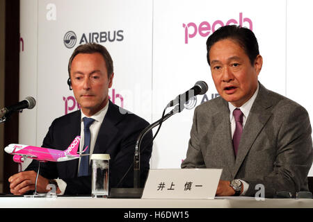 Tokyo, Japan. 18th Nov, 2016. European aircraft giant Airbus CEO Fabris Bregier and Japan's budget airline Peach Aviation CEO Shinichi Inoue announce Peach will buy 13 aircrafts of Airbus A320 at a press conference in Tokyo on Friday, November 18, 2016. Peach will purchase 3 A320 ceo aircrafts in 2018 and will receive the first A320 neo in 2019 from the Airbus. © Yoshio Tsunoda/AFLO/Alamy Live News