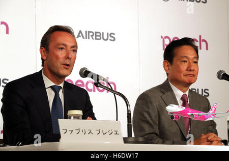 Tokyo, Japan. 18th Nov, 2016. European aircraft giant Airbus CEO Fabris Bregier and Japan's budget airline Peach Aviation CEO Shinichi Inoue announce Peach will buy 13 aircrafts of Airbus A320 at a press conference in Tokyo on Friday, November 18, 2016. Peach will purchase 3 A320 ceo aircrafts in 2018 and will receive the first A320 neo in 2019 from the Airbus. © Yoshio Tsunoda/AFLO/Alamy Live News