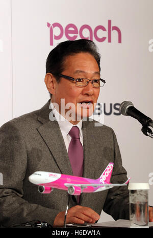 Tokyo, Japan. 18th Nov, 2016. Japan's budget airline Peach Aviation CEO Shinichi Inoue speaks as Peach will buy 13 aircrafts of Airbus A320 at a press conference in Tokyo on Friday, November 18, 2016. Peach will purchase 3 A320 ceo aircrafts in 2018 and will receive the first A320 neo in 2019 from the Airbus. © Yoshio Tsunoda/AFLO/Alamy Live News