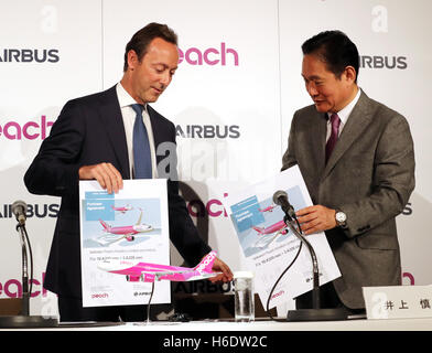 Tokyo, Japan. 18th Nov, 2016. European aircraft giant Airbus CEO Fabris Bregier and Japan's budget airline Peach Aviation CEO Shinichi Inoue exchange documents on Peach will buy 13 aircrafts of Airbus A320 at a press conference in Tokyo on Friday, November 18, 2016. Peach will purchase 3 A320 ceo aircrafts in 2018 and will receive the first A320 neo in 2019 from the Airbus. © Yoshio Tsunoda/AFLO/Alamy Live News