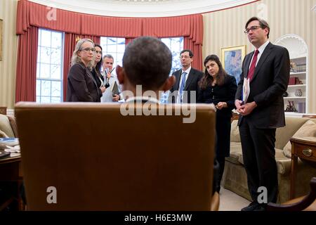 U.S. President Barack Obama talks to Council of Economic Advisers staff after a meeting in the White House Oval Office March 5, 2015 in Washington, DC. Stock Photo