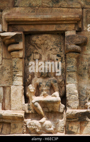 Tenkailasa shrine. Deity in the niche, southern wall. Brihadisvara Temple complex, Gangaikondacholapuram, Tamil Nadu, India. Vie Stock Photo