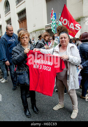 Rome, Italy. 27th Oct, 2016. Protest in Rome call center Almaviva workers in front of the Ministry of Economic Development against the company's decision to close its offices in Rome and Naples with the consequent dismissal of 2,511 working men and women. Credit:  Patrizia Cortellessa/Pacific Press/Alamy Live News Stock Photo