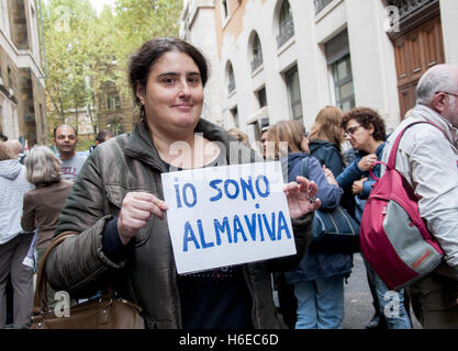 Rome, Italy. 27th Oct, 2016. Protest in Rome call center Almaviva workers in front of the Ministry of Economic Development against the company's decision to close its offices in Rome and Naples with the consequent dismissal of 2,511 working men and women. Credit:  Patrizia Cortellessa/Pacific Press/Alamy Live News Stock Photo