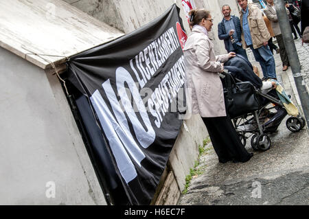 Rome, Italy. 27th Oct, 2016. Protest in Rome call center Almaviva workers in front of the Ministry of Economic Development against the company's decision to close its offices in Rome and Naples with the consequent dismissal of 2,511 working men and women. Credit:  Patrizia Cortellessa/Pacific Press/Alamy Live News Stock Photo