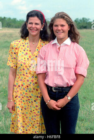 QUEEN SILVIA and Crown Princess Victoria at summer vacation to Öland and Solliden 1993 Stock Photo