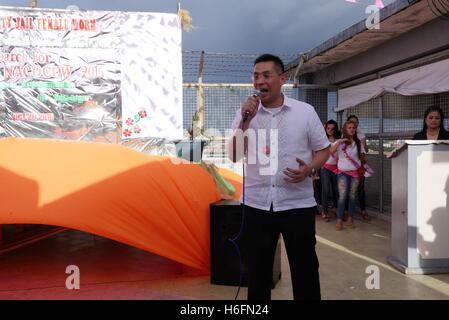 Malabon, Philippines. 26th Oct, 2016. Mayor Antolin 'LenLen' Oreta of Malabon gives a speech at the beginning of the beauty pageant. © George Buid/Pacific Press/Alamy Live News Stock Photo