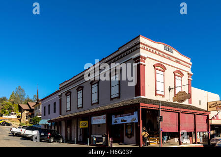 Shops in Mariposa California along California Highway 140 on the road to Yosemite National Park Stock Photo