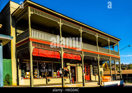 Shops in Mariposa California along California Highway 140 on the road to Yosemite National Park Stock Photo