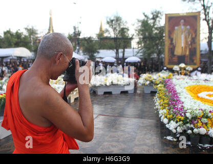 Bangkok, Thailand. 28th Oct, 2016. Monk use camera take picture portrait of Thailand's King at Sanam Luang during of mourning The King Bhumibol Adulyadej, the world's longest-reigning monarch, died at the age of 89 Siriraj Hospital. Credit:  Vichan Poti/Pacific Press/Alamy Live News Stock Photo