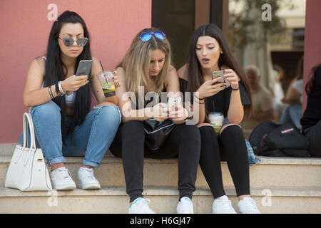 Griechenland, Kreta, Heraklion, Platia Kallergon, Junge Mädchen mit smartphone