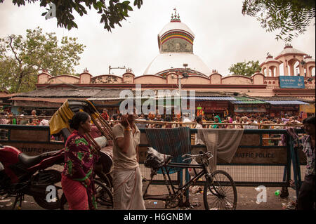 Hindu Devotees Crowd in front of a Kali temple at  Kalighat  Kolkata West bengal India Stock Photo