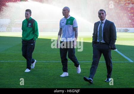 Celtic's Callum McGregor (left), Scott Brown (centre) and manager Brendan Rodgers (right) during the Ladbrokes Scottish Premiership match at the Pittodrie Stadium, Aberdeen. Stock Photo