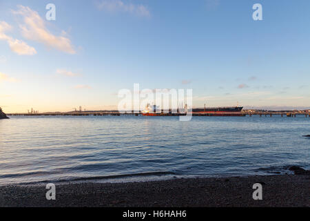 Oil Tanker Vilamoura at the Valero terminal on Milford Haven, Pembroke Stock Photo